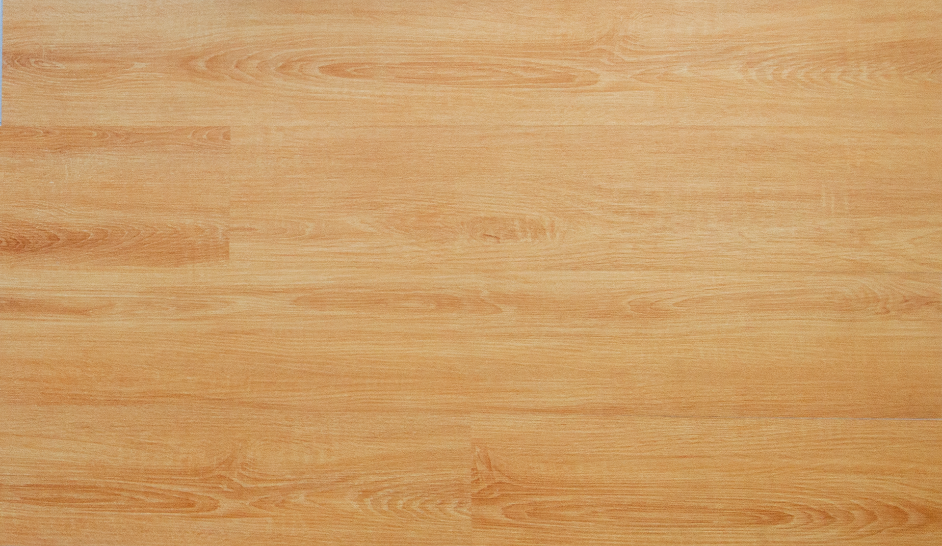 Superficie de madera de color marrón claro con sutiles estrías horizontales.