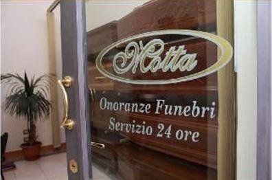 Vetrina onoranze funebri