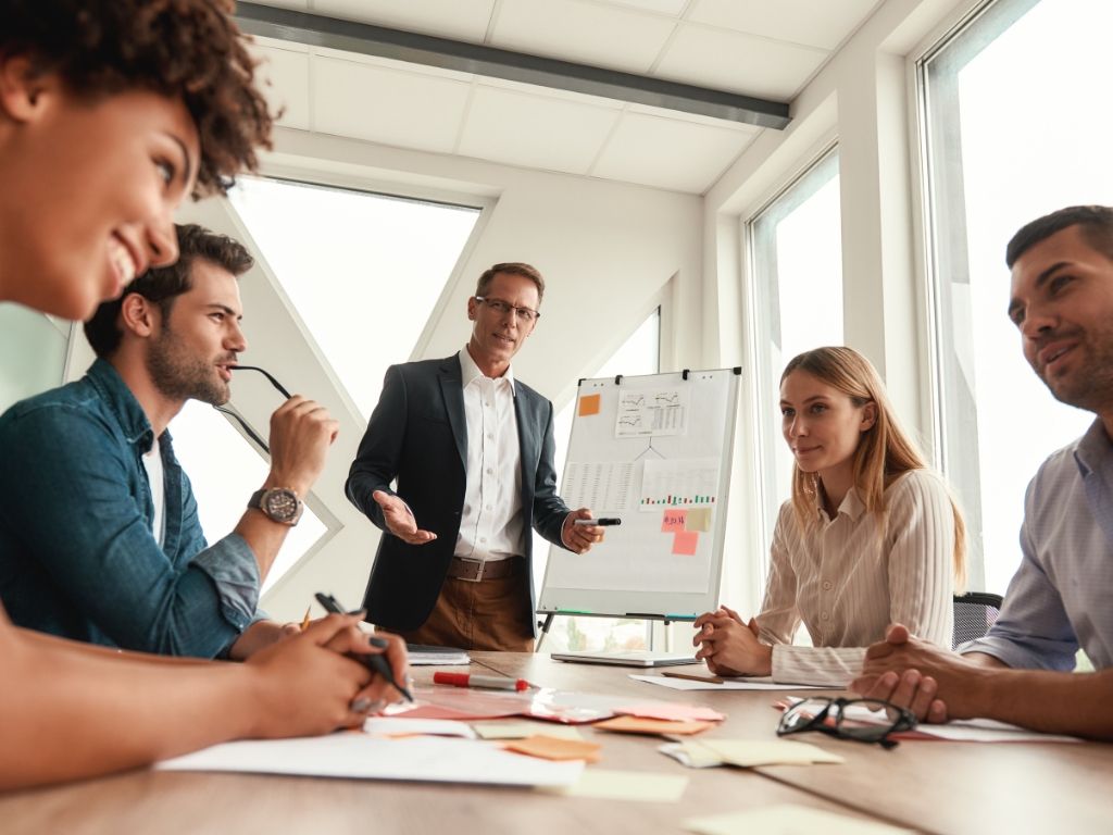 Réunion professionnelle lors d’un séminaire, brainstorming et échanges dynamiques entre collègues dans une salle lumineuse