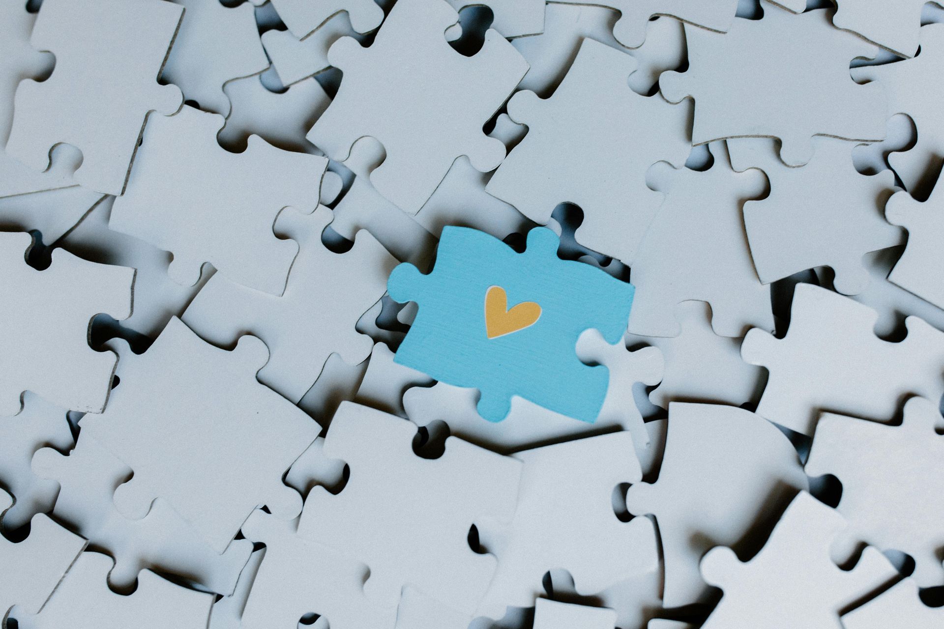 Un puzzle avec une pièce bleue avec un cœur dessus