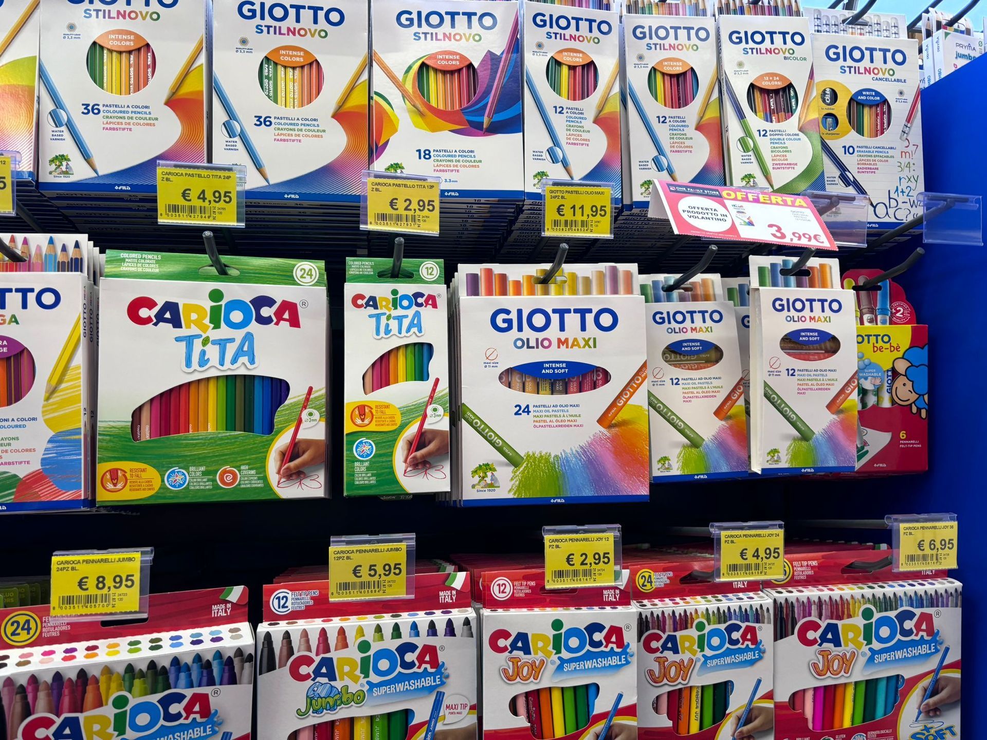 Scatole di matite colorate Giotto Tita sono allineate su uno scaffale