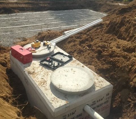 Une fosse septique est en cours de construction dans la terre