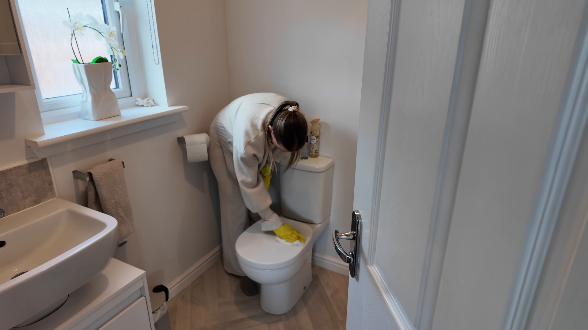 Professional deep cleaning service in a Manhattan apartment