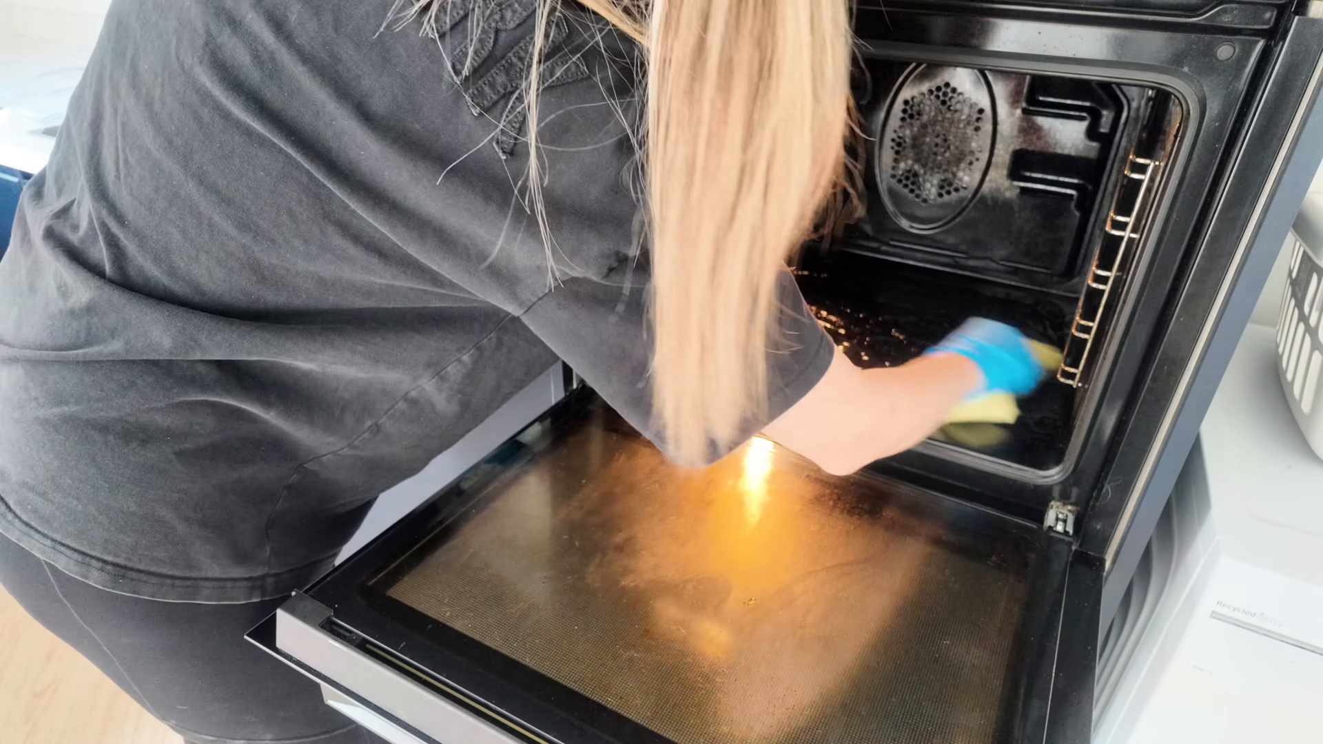 Deep cleaning service for an apartment kitchen and bathroom