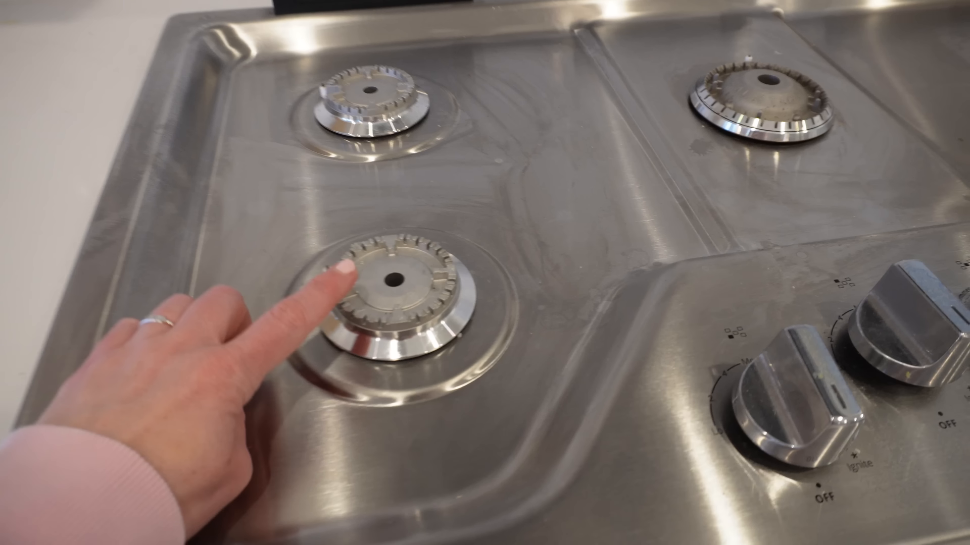 Deep cleaning service for a Manhattan Airbnb kitchen and bathroom