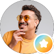 Hombre con gafas de sol reflectantes frente a un fondo de piscina azul brillante