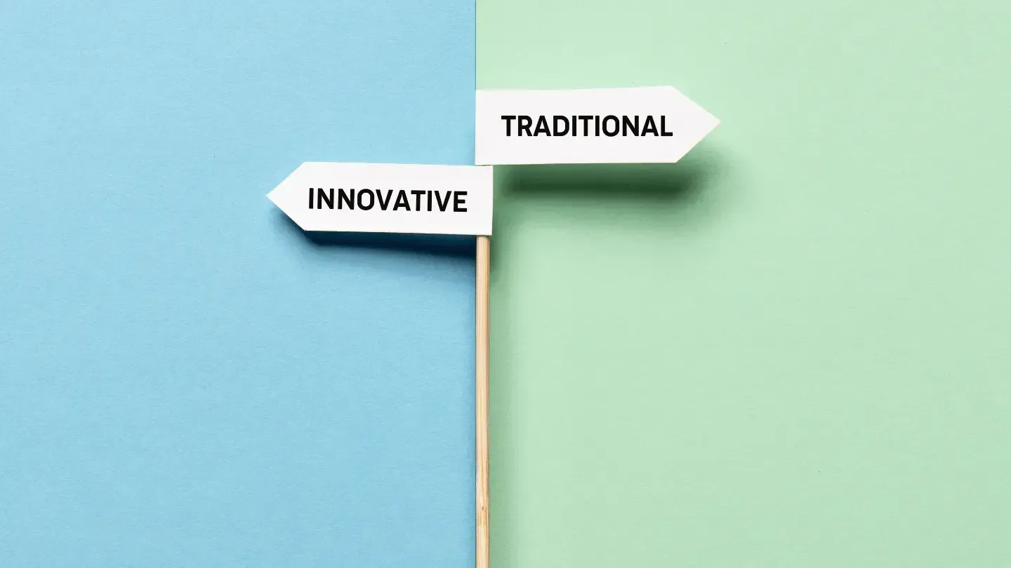Two arrows pointing in opposite directions with the words traditional and innovative written on them.