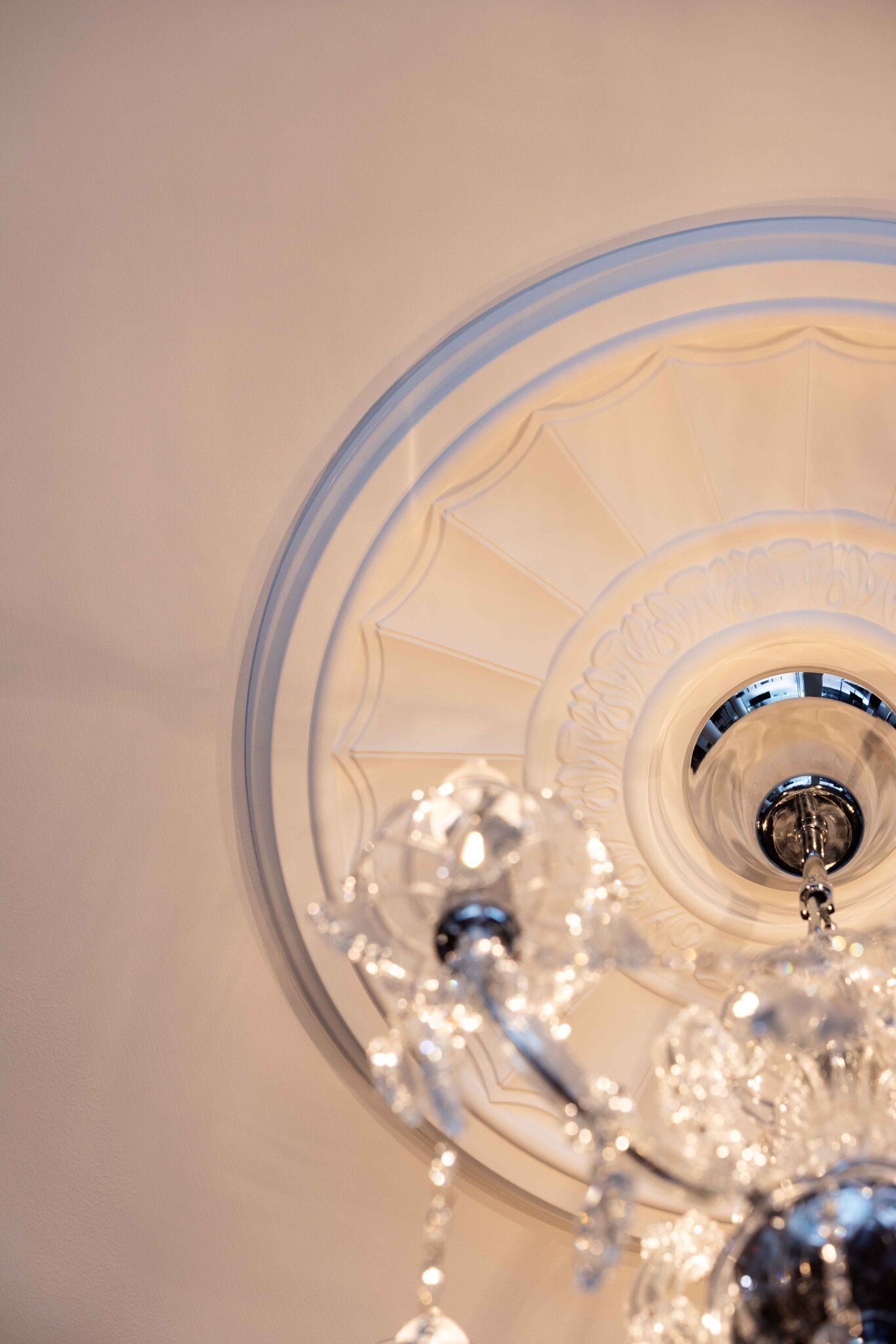 A close up of a chandelier hanging from the ceiling.
