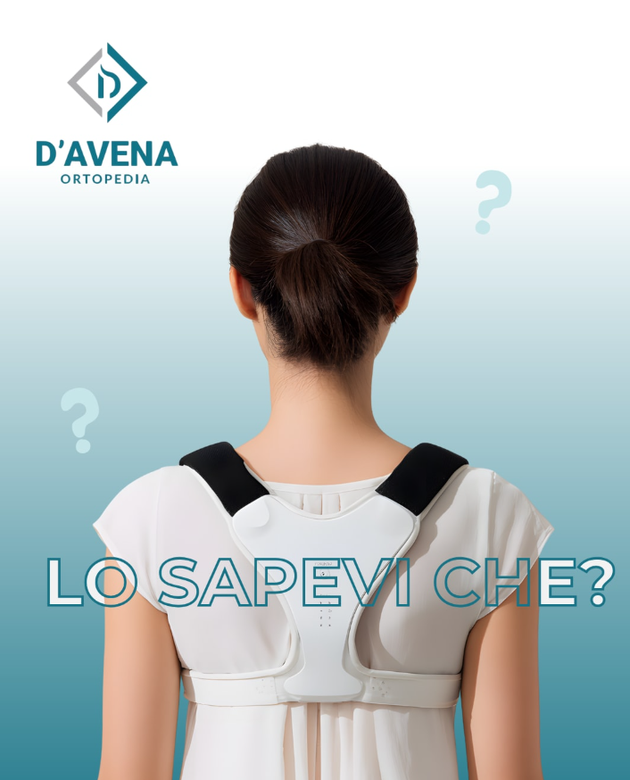 Una persona, vista di spalle, indossa un correttore posturale bianco. Sopra di lei, la scritta