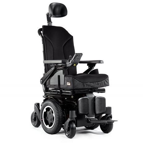 Una sedia a rotelle elettrica nera con poggiatesta, braccioli e joystick di controllo su sfondo bianco.