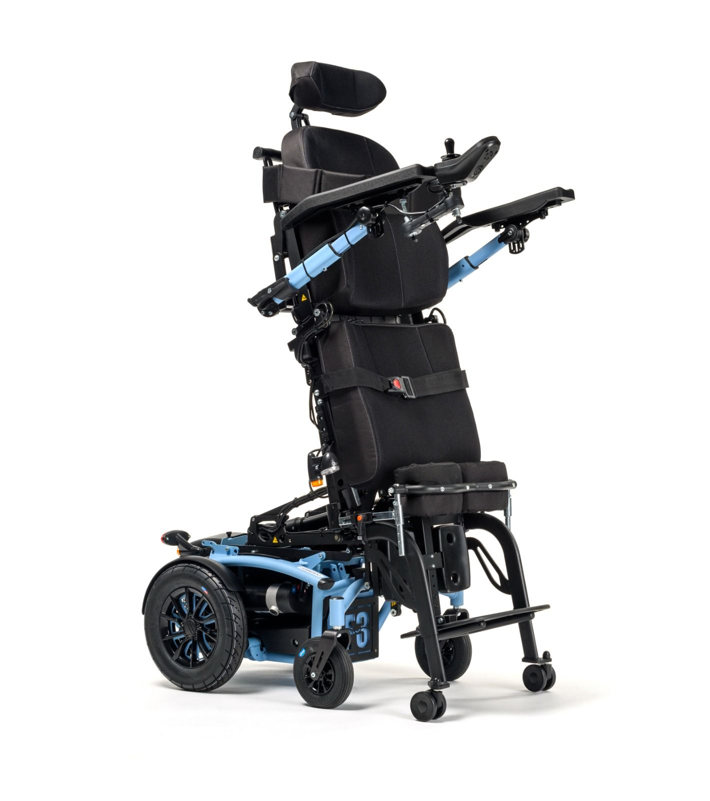 Una sedia a rotelle elettrica blu e nera, con poggiatesta, braccioli e cinghia pettorale, su sfondo bianco.