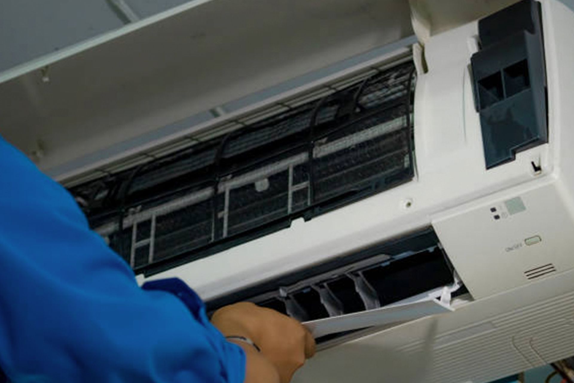 Technician Clean Air Conditioner — El Paso, TX — El Paso 4 Tech AC Services