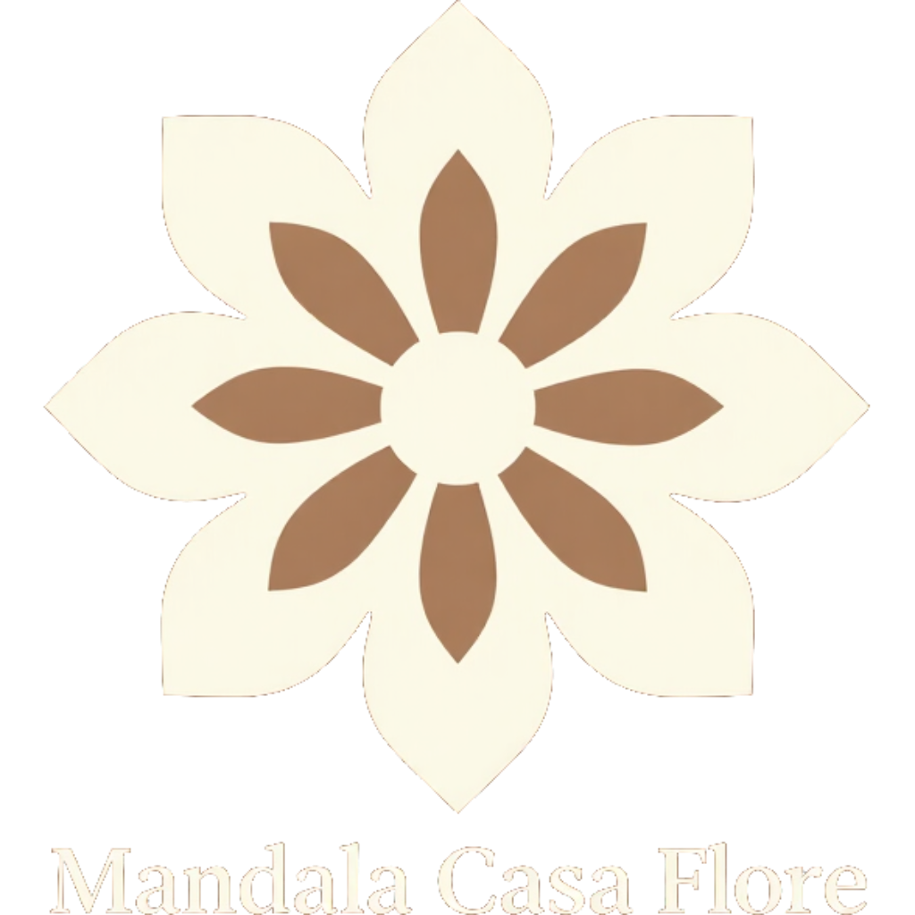Logotipo de una flor en color crema y marrón con el texto «Mandala Casa Flore» debajo