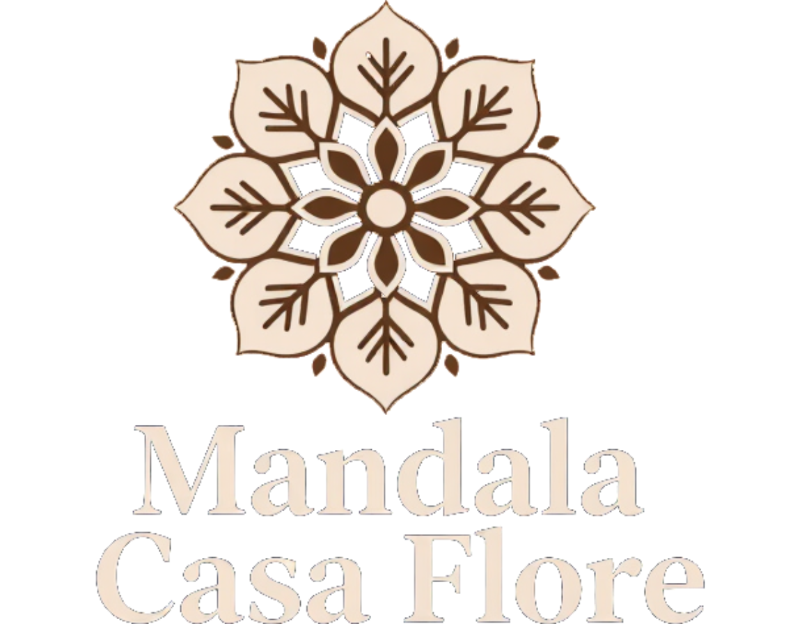 Logotipo beige de mandala floral con el texto «Mandala Casa Flore»