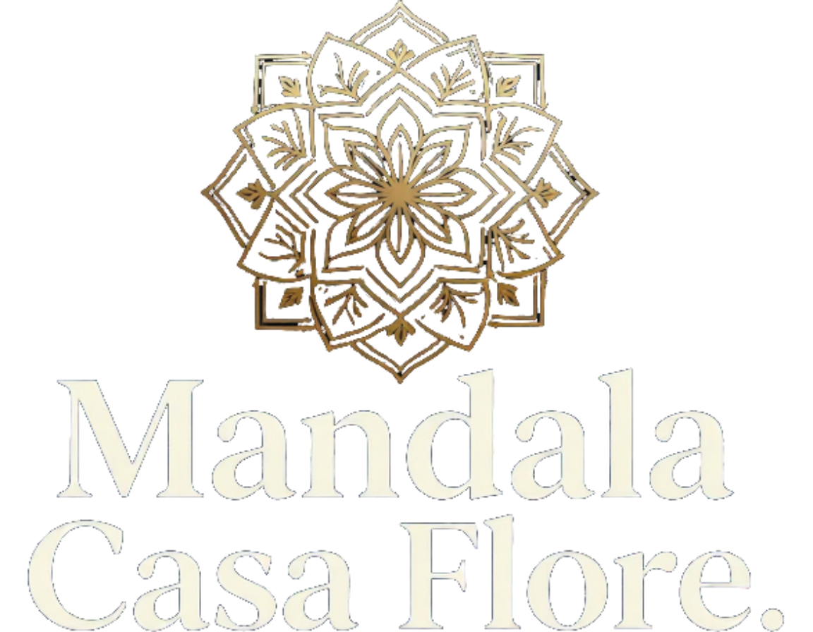 Logotipo dorado de un mandala encima de las palabras «Mandala Casa Flore»