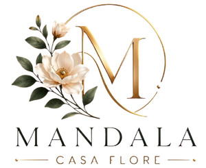 Logotipo de Mandala Casa Flore con una M dorada como monograma