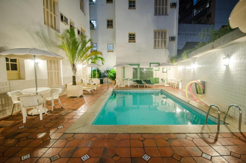 Um grande edifício branco com a palavra hotel nele