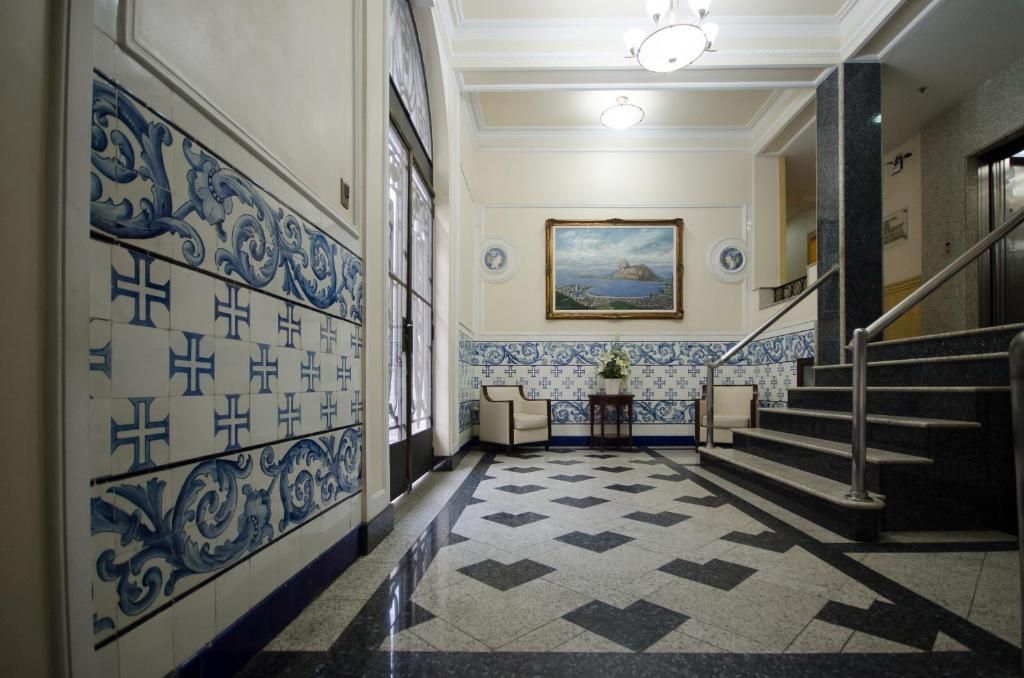 Um corredor com escadas e um quadro na parede