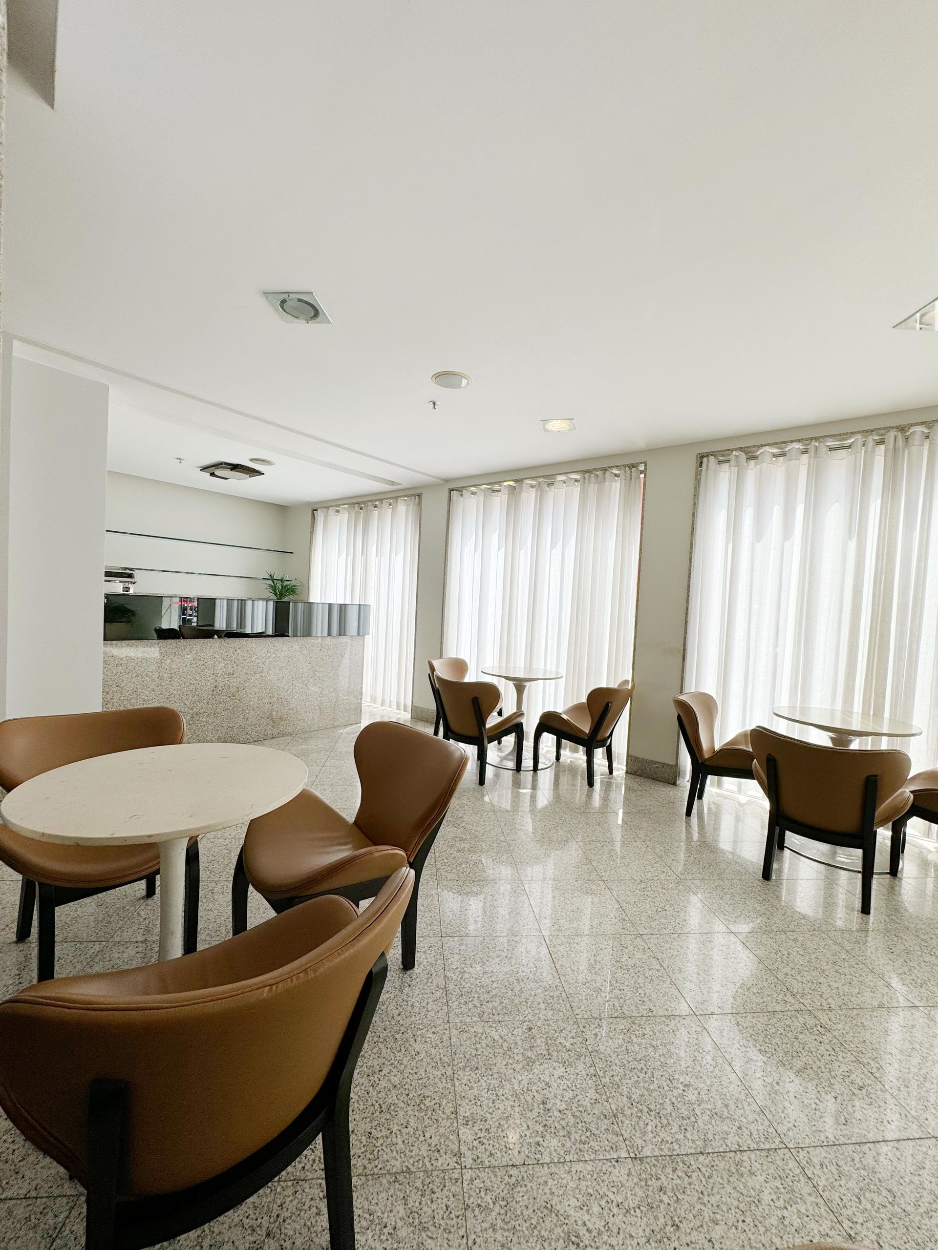 Uma sala com uma mesa e cadeiras