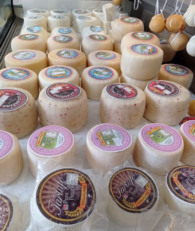 tipologie di formaggi diversi con diverse stagionature