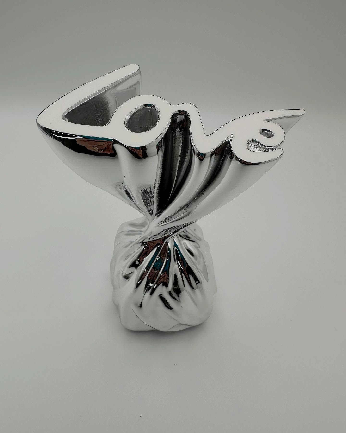 Scultura in argento raffigurante la parola 
