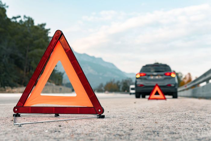 warning triangle back car safe distance