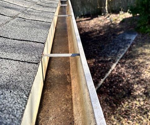 A picture of a clean gutter on a house in Mandeville, LA.