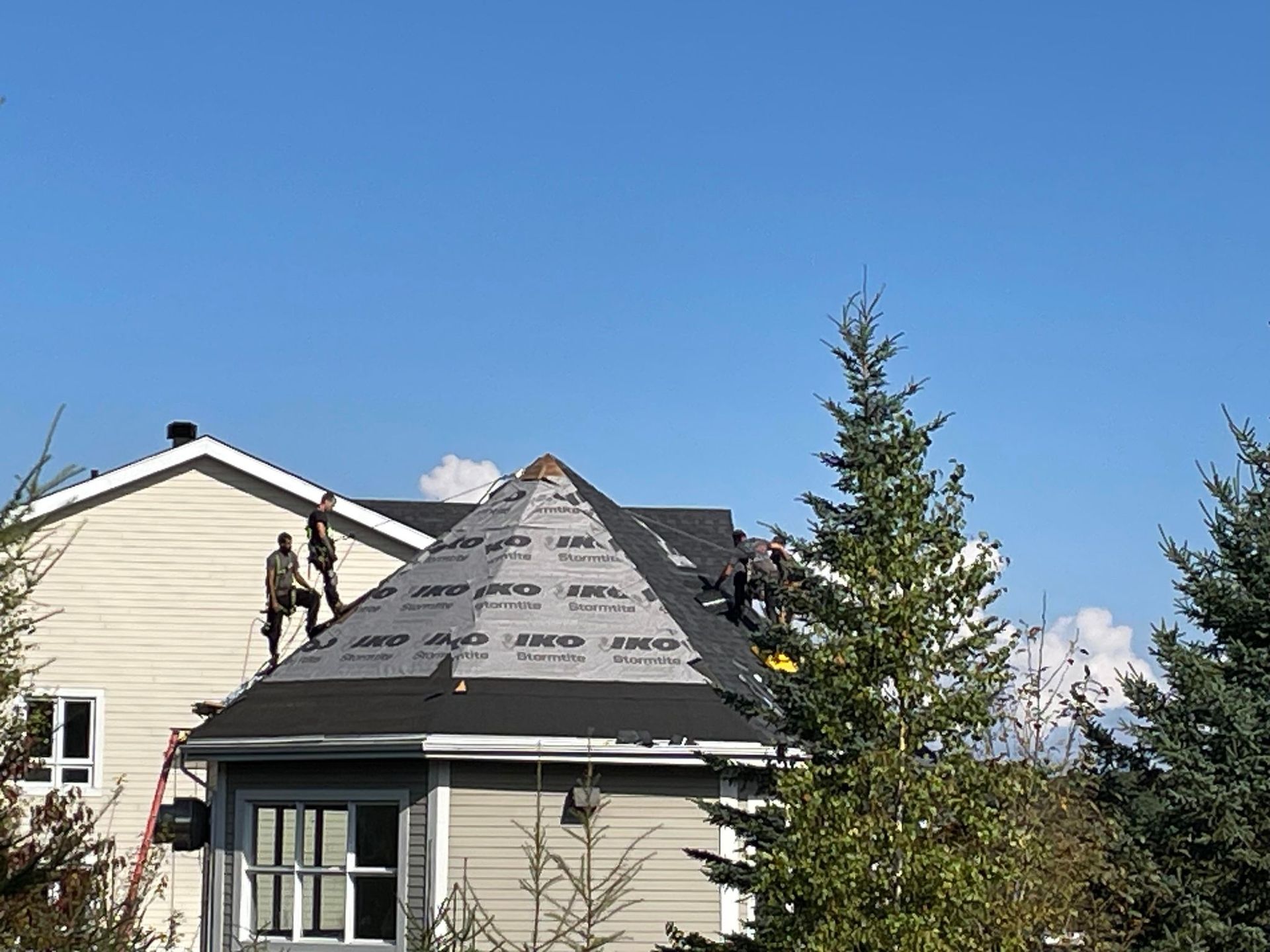 A house with a roof that is being installed