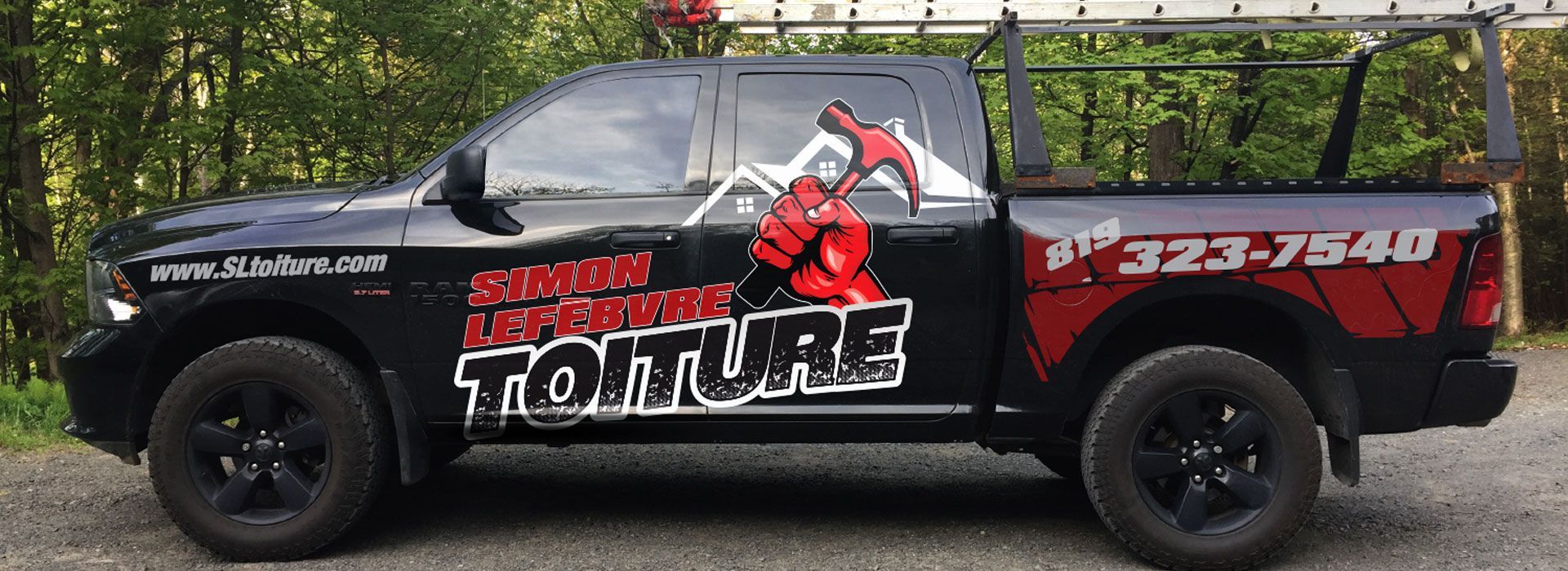 Camionnette noire avec logo d'entreprise de toiture. Numéro de téléphone visible. Porte-échelle intégré.