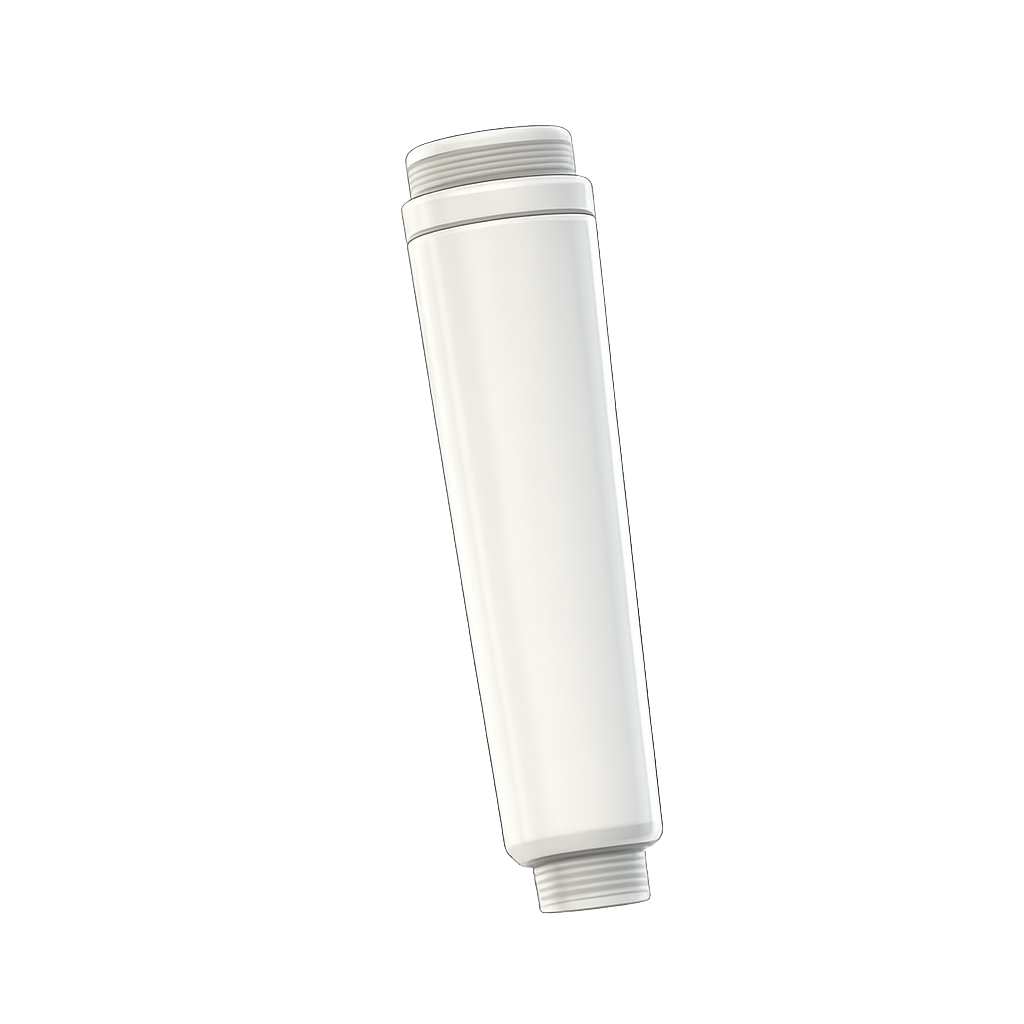 Witte cilindrische waterfiltercartridge op een effen witte achtergrond.