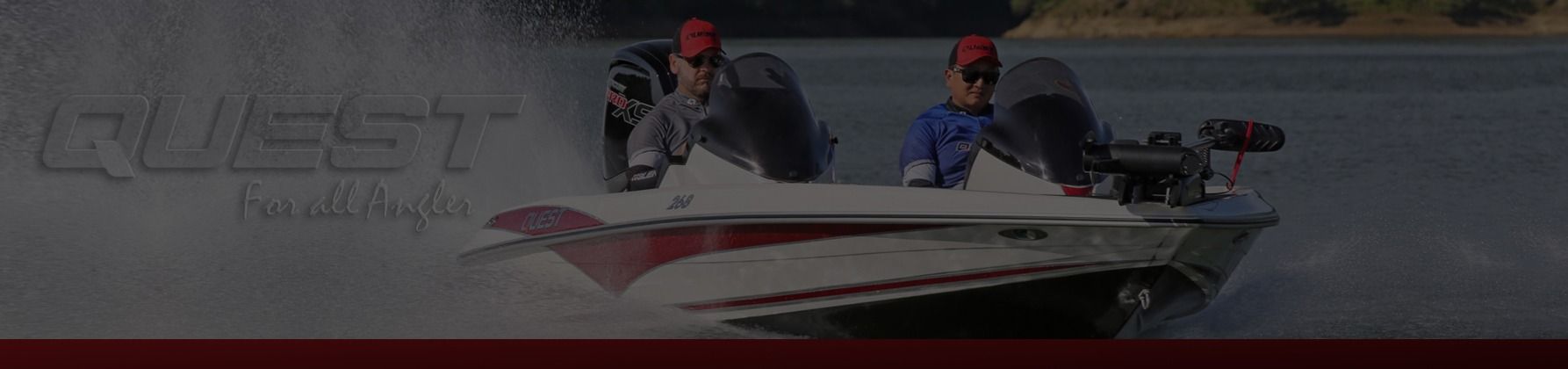 Um jet ski turquesa e branco em águas calmas perto de uma costa verdejante.