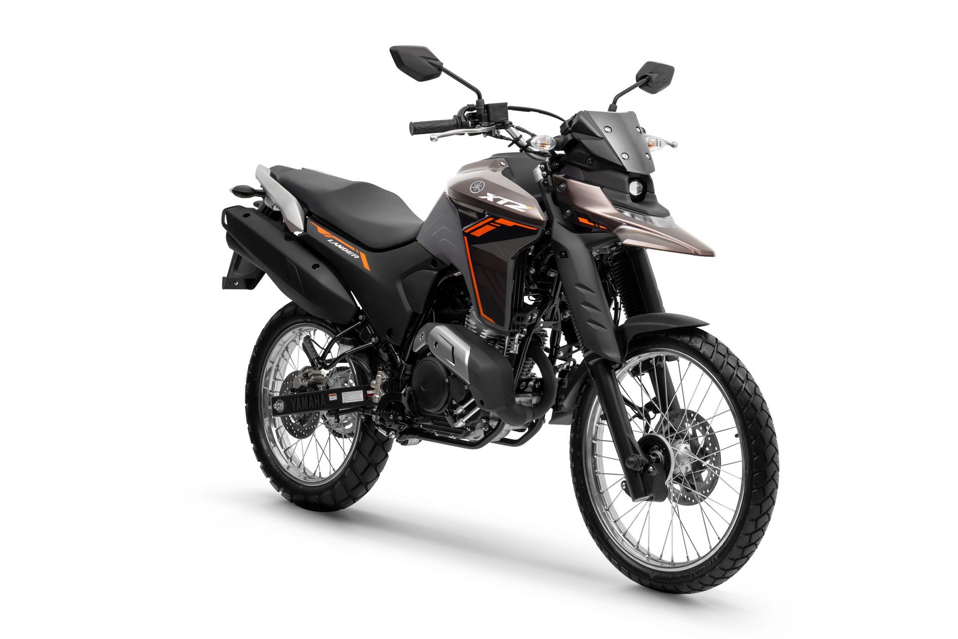 Motocicleta dual-sport preta e laranja sobre fundo branco, vista frontal direita em ângulo.