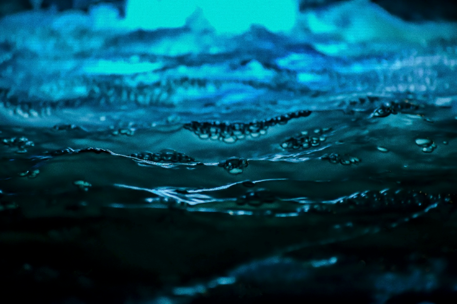 A blurry picture of a wave in the ocean.