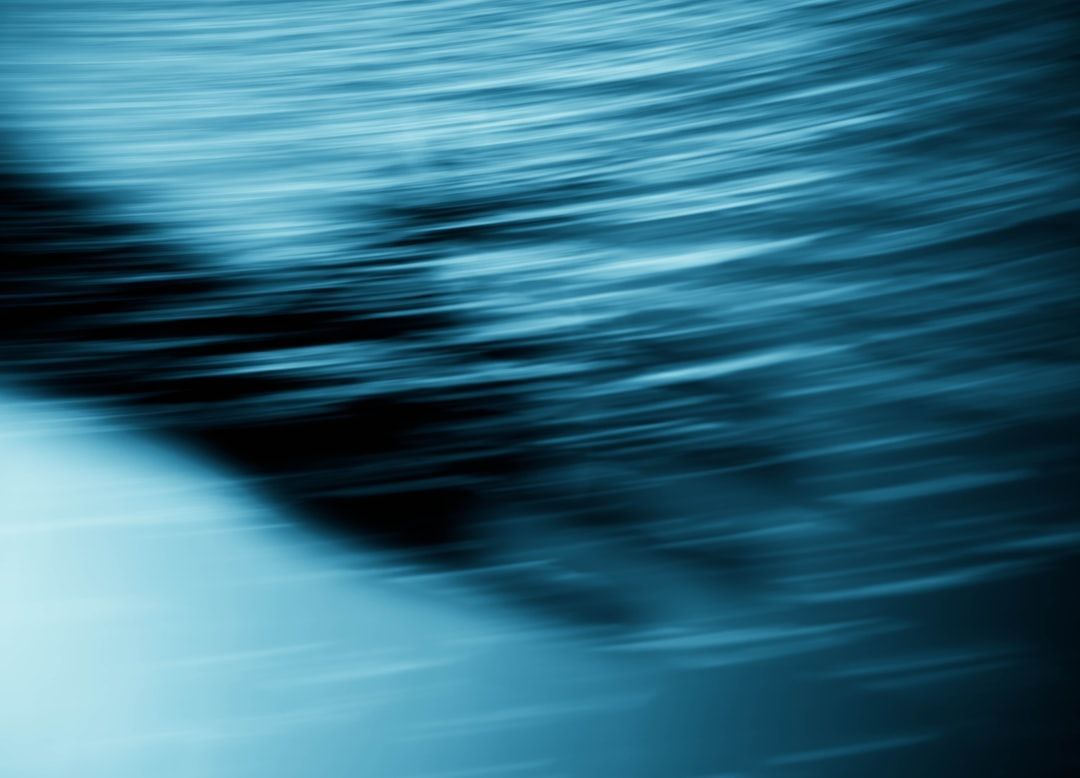 A blurry picture of a wave in the ocean.