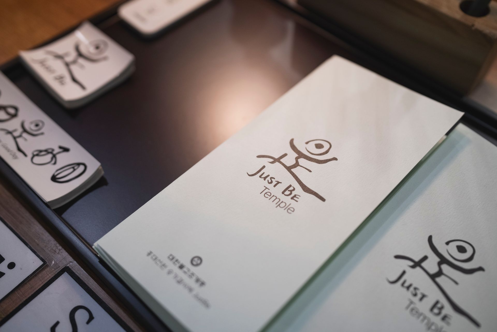 어두운 표면에 