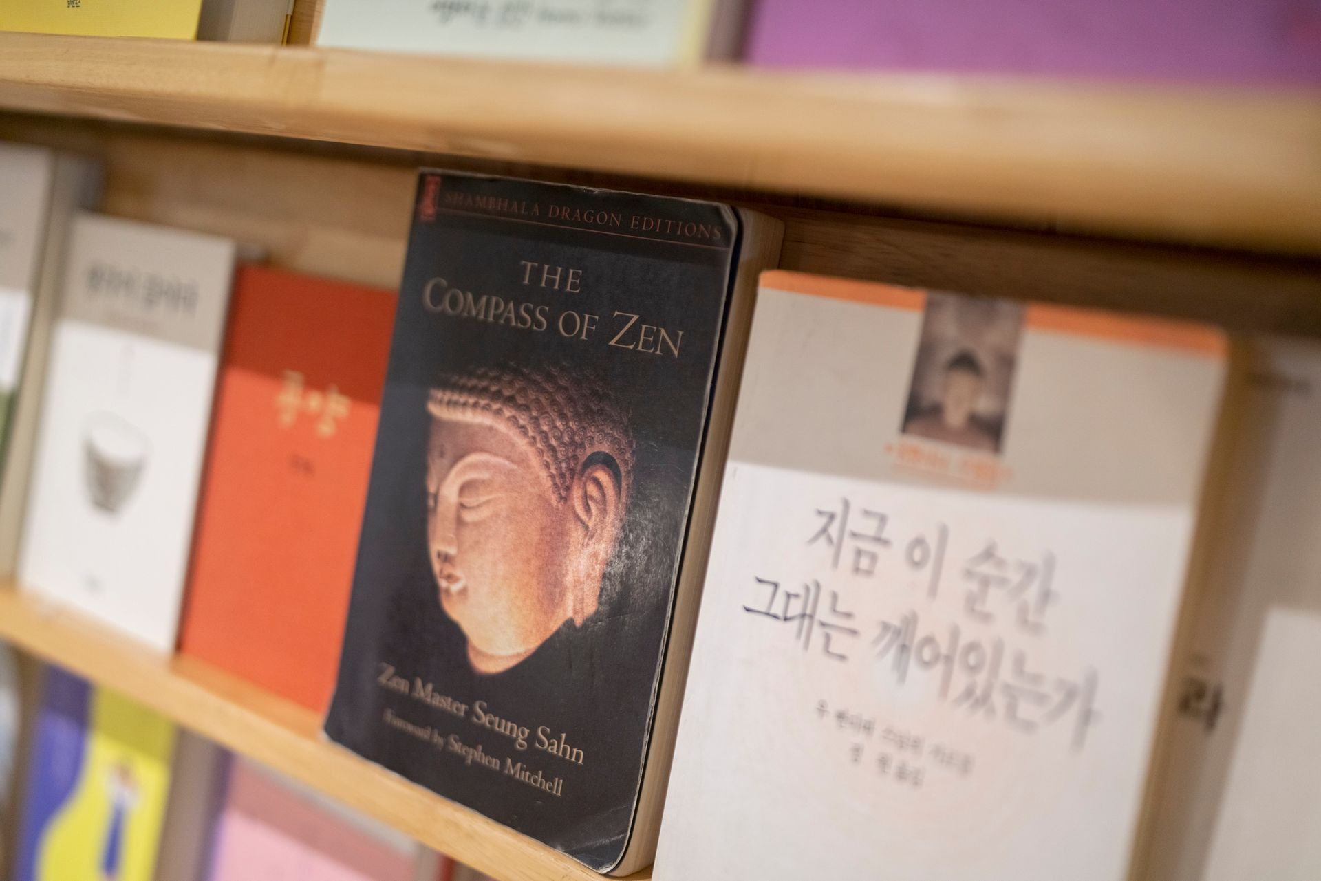 책장에는 부처상이 표지에 그려진 