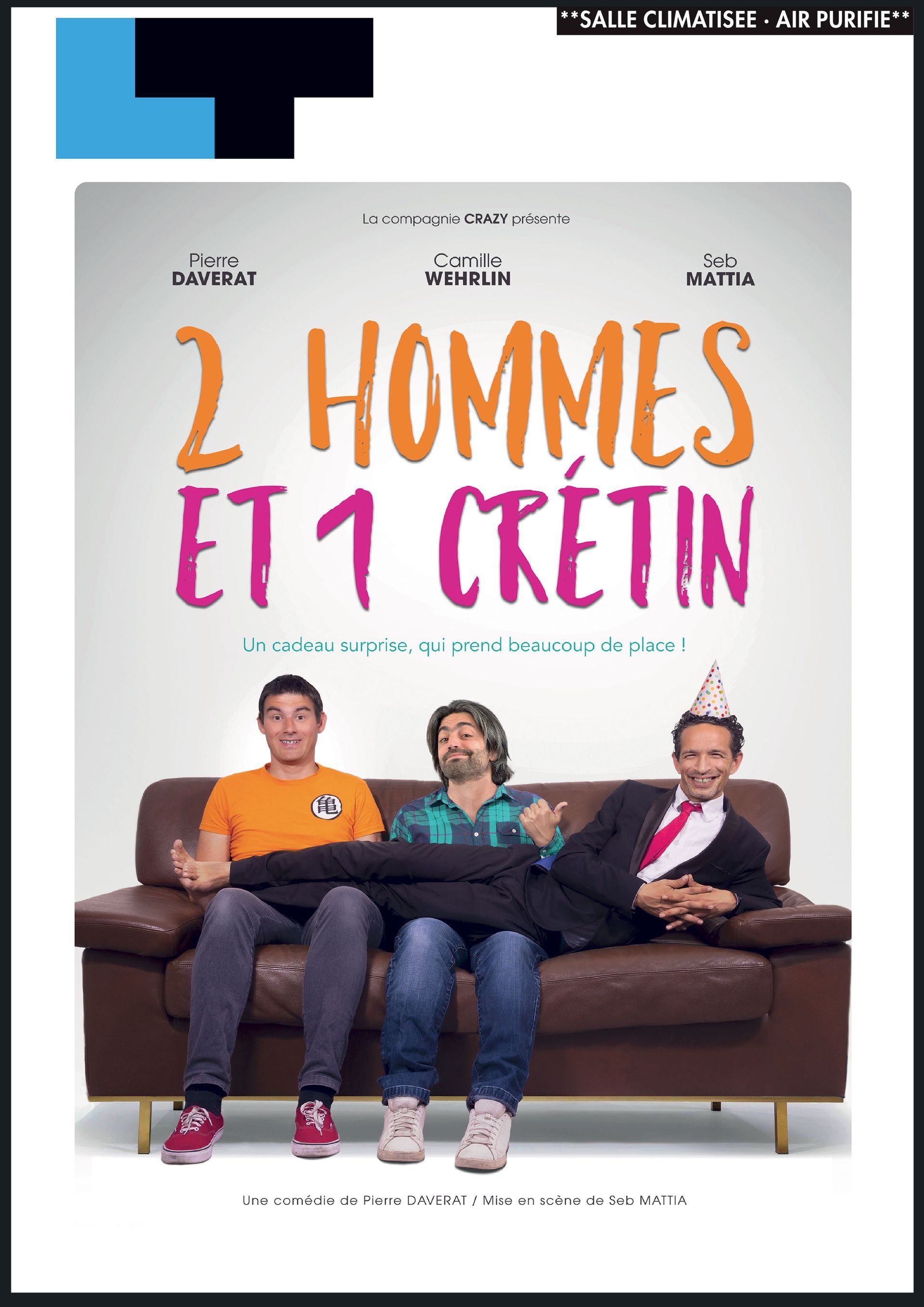 Affiche du film « 2 Hommes et 1 Crétin » montrant trois personnes assises sur un canapé marron sous le titre.