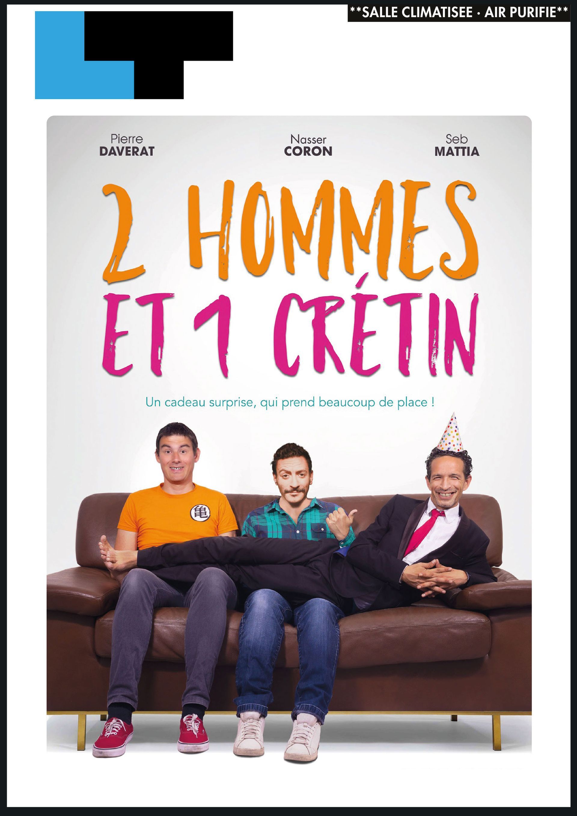 Affiche du film « 2 Hommes et 1 Crétin » montrant trois hommes assis sur un canapé avec un grand titre orange.