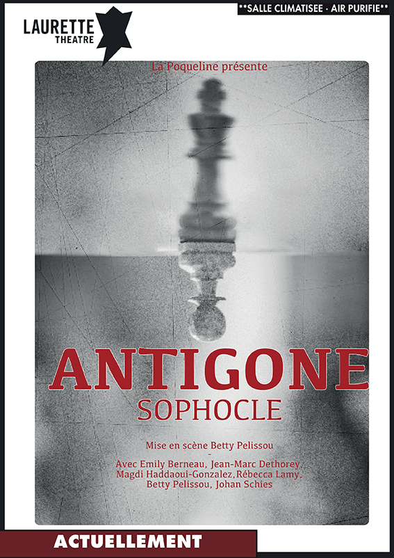 Sofokles'in Antigone oyununun afişinde gri tonlamalı bir figür ve büyük kırmızı bir başlık yer alıyor