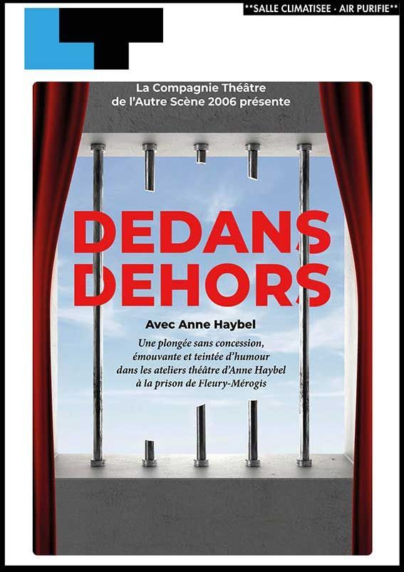 Affiche de théâtre avec rideaux et barres rouges, intitulée « DEDANS DEHORS » en rouge et noir.