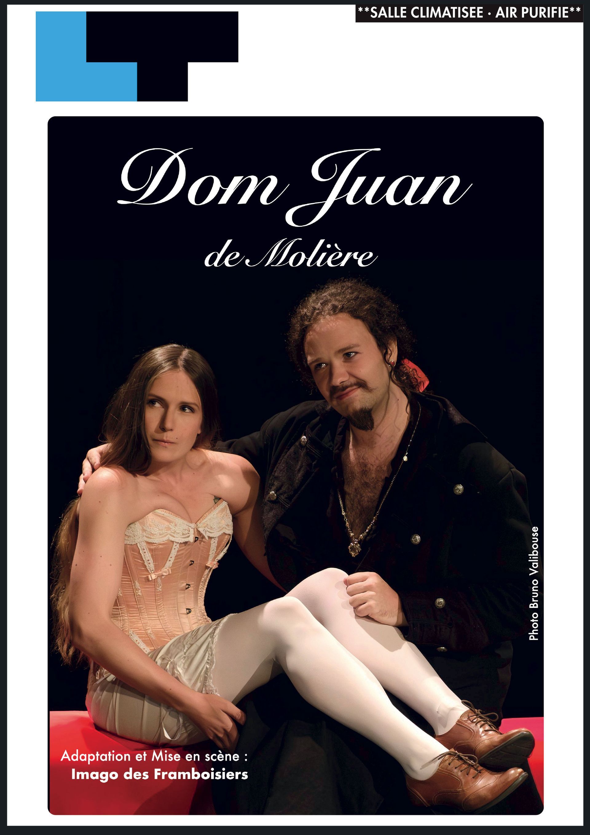 Plakat fir Molière säin Dom Juan, dat zwee sëtzend Kënschtler a Kostümer aus der Zäit virun engem schwaarzen Hannergrond duerstellt.