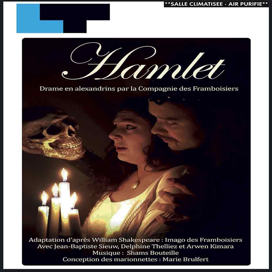 He pānui whakaari mō Hamlet e whakaatu ana i te angaanga, ngā rama, me ngā kaiwhakaari tokotoru i roto i tētahi whakaaturanga pōuri, whakaari hoki