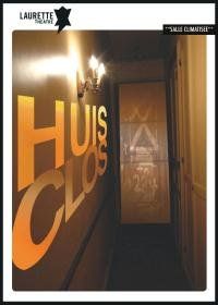 ಕತ್ತಲೆಯ ಕಾರಿಡಾರ್ ಮತ್ತು ಬೆಳಗಿದ ಬಾಗಿಲಿನಲ್ಲಿ "HUIS CLOS" ಎಂದು ಬರೆಯಲಾದ ನಿಯಾನ್ ಫಲಕದೊಂದಿಗೆ ಹೋಟೆಲ್ ಪ್ರವೇಶ ದ್ವಾರ.