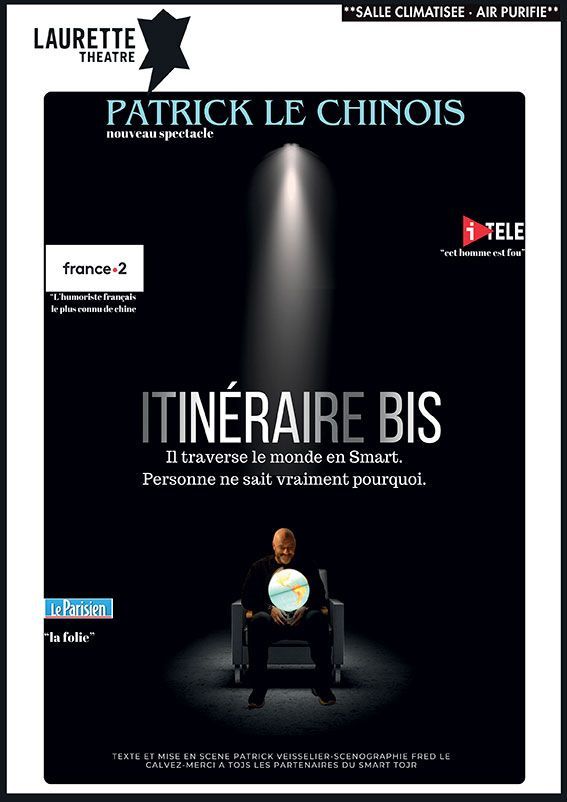 Reklameplakat for "Itinéraire Bis" af Patrick Le Chinois. Mørk baggrund, mand holder en globus, spotlight ovenover.