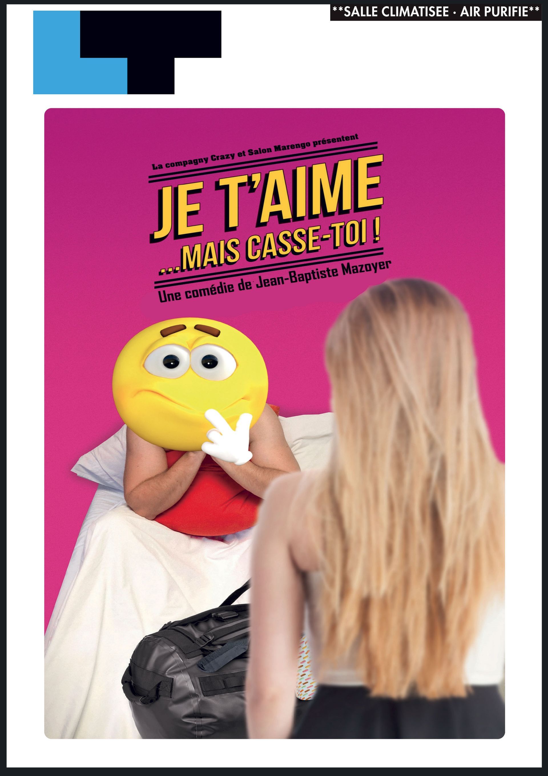 Femme face à un costume jaune à visage souriant devant une affiche rose sur laquelle on peut lire « JE T'AIME MAIS CASSE-TOI ».