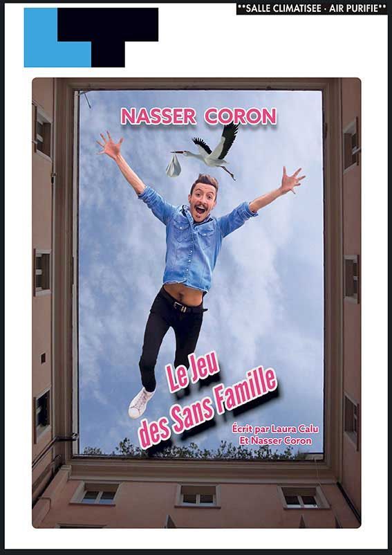 Affiche du film « Le Lele des Sans Famille » représentant un homme sautant, les bras levés, vêtu d'une chemise bleue et d'un jean.