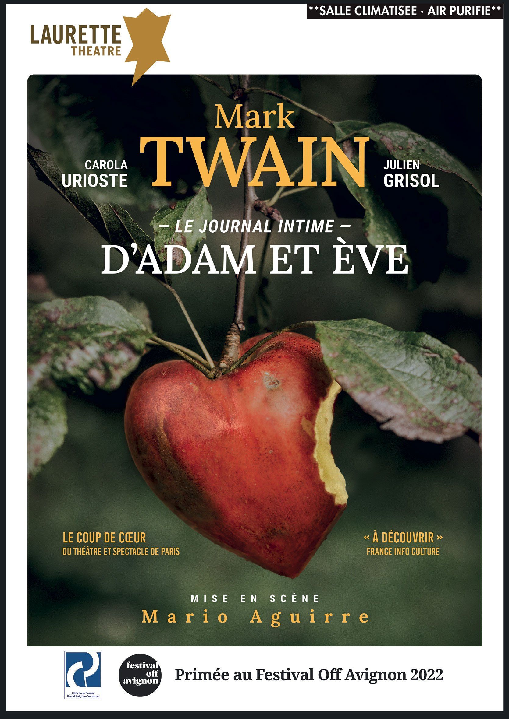 Plakat fir e Stéck: e gebassene rouden Apel, den Titel "Vum Adam an der Eva", d'Nimm vun de Schauspiller, e Logo an den Text.
