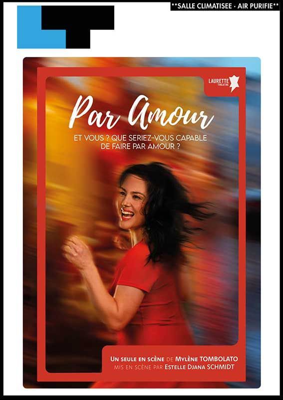 Femme en rouge souriant sur un fond orange flou, avec le titre « Par Amour » et une bordure rouge