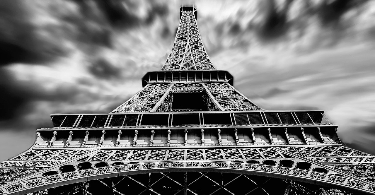He tirohanga pango me te mā o te Pourewa o Eiffel i te rangi kapua, i tangohia mai i raro.