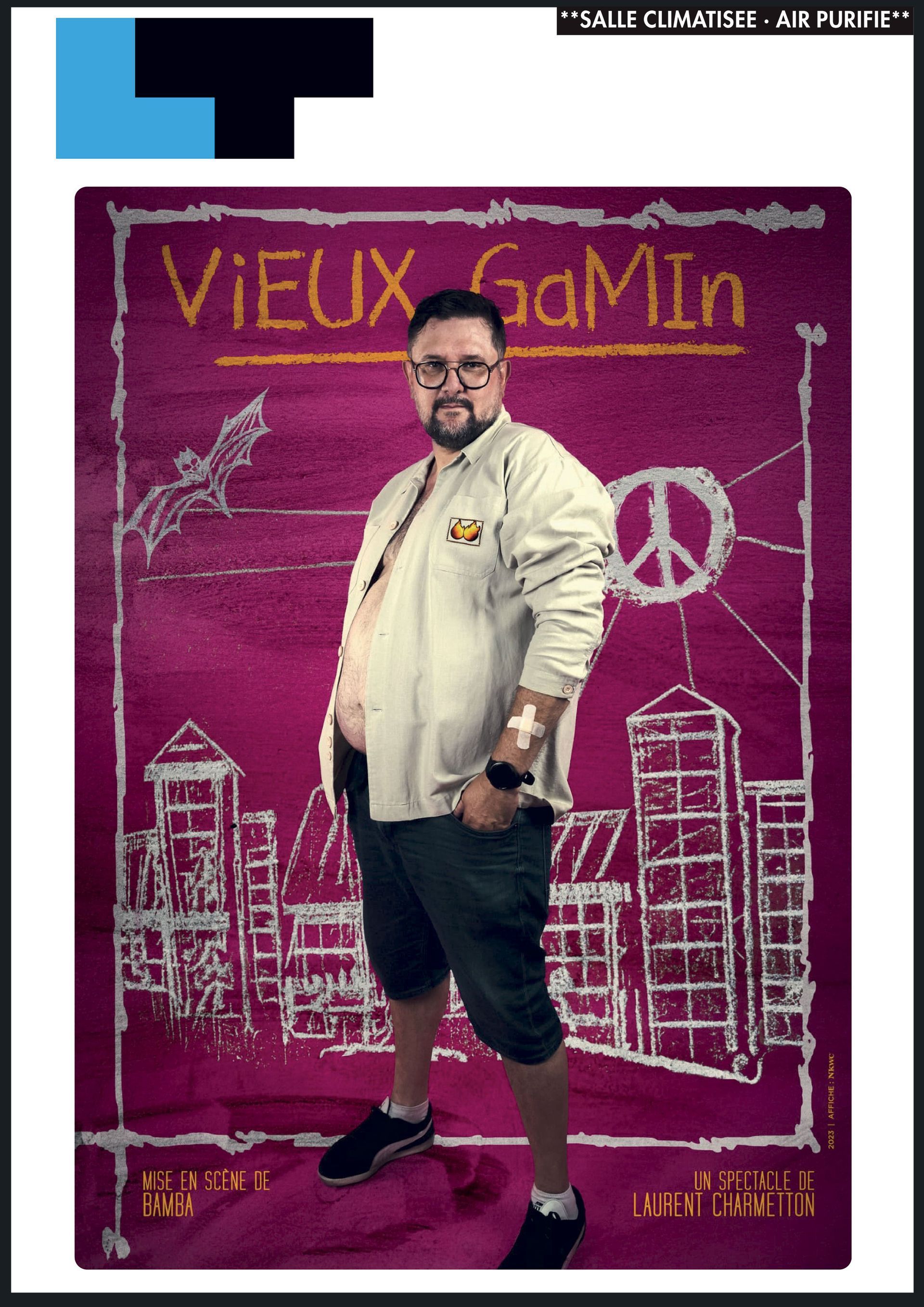 Image de style affiche représentant un homme en blazer crème sur fond de tableau noir magenta avec l'inscription « VIEUX GAMIN » et des gribouillis de ville.